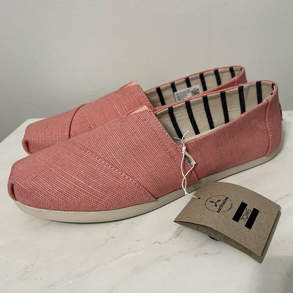 Toms - NWT